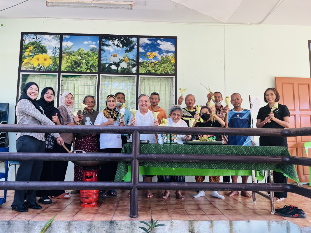 Monthly : ขนมรสมือยาย เมนูข้าวต้มใบกะพ้อ