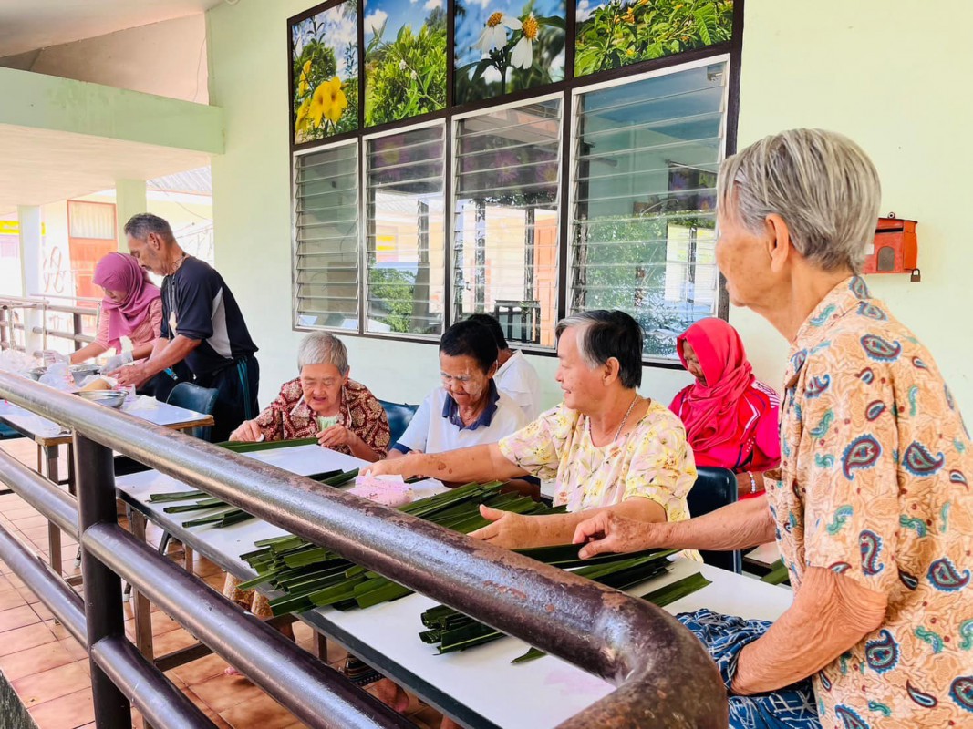 ขนมรสมือขาย : ขนมจาก = ขนมพร้าว