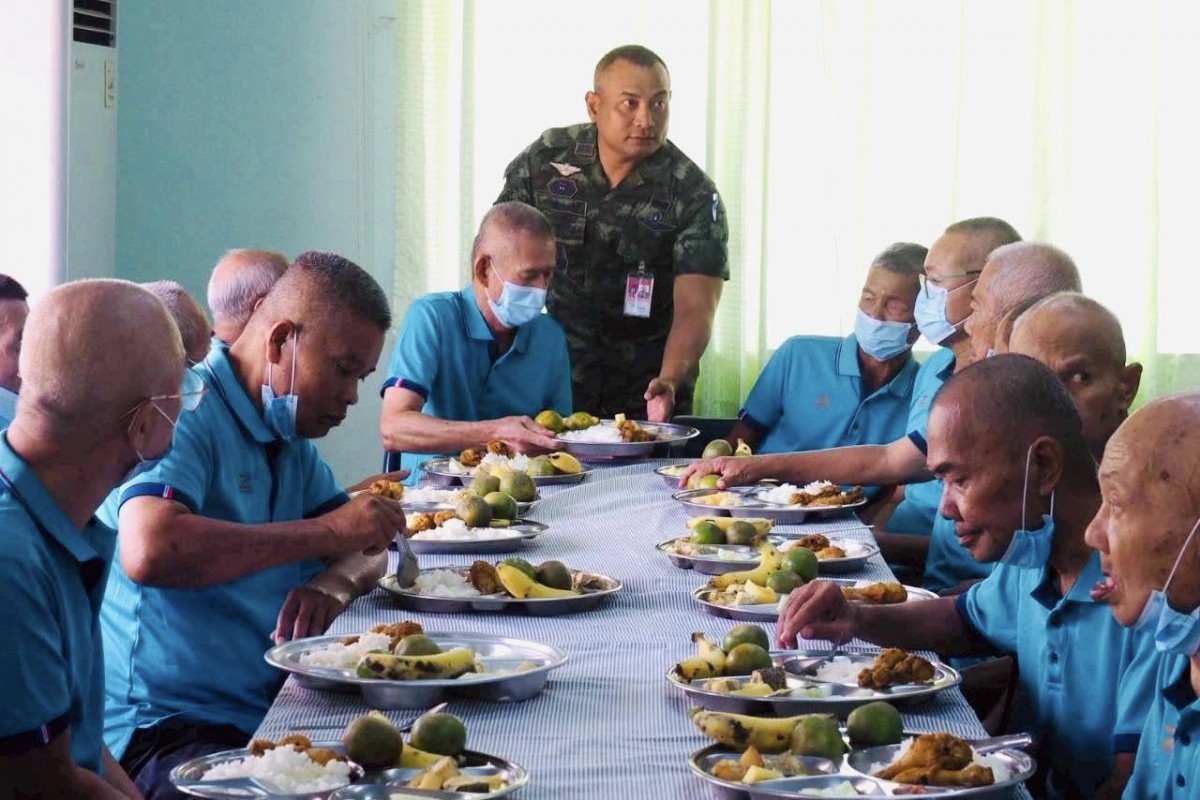 กิจกรรมเลี้ยงอาหารกลางวัน และมอบสิ่งของอุปโภคบริโภคให้กับผู้สูงอายุ เนื่องในวันพระราชทานกำเนิดโรงเรียนนายร้อยพระจุลจอมเกล้า ครบรอบ 138 ปี