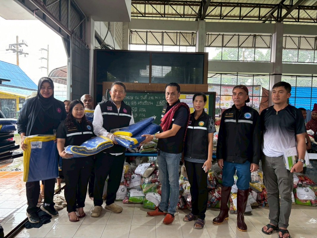 ลงพื้นที่เยี่ยมให้กำลังใจผู้ประสบอุทกภัย ณ ศูนย์พักพิงชั่วคราว พร้อมมอบชุดที่นอน