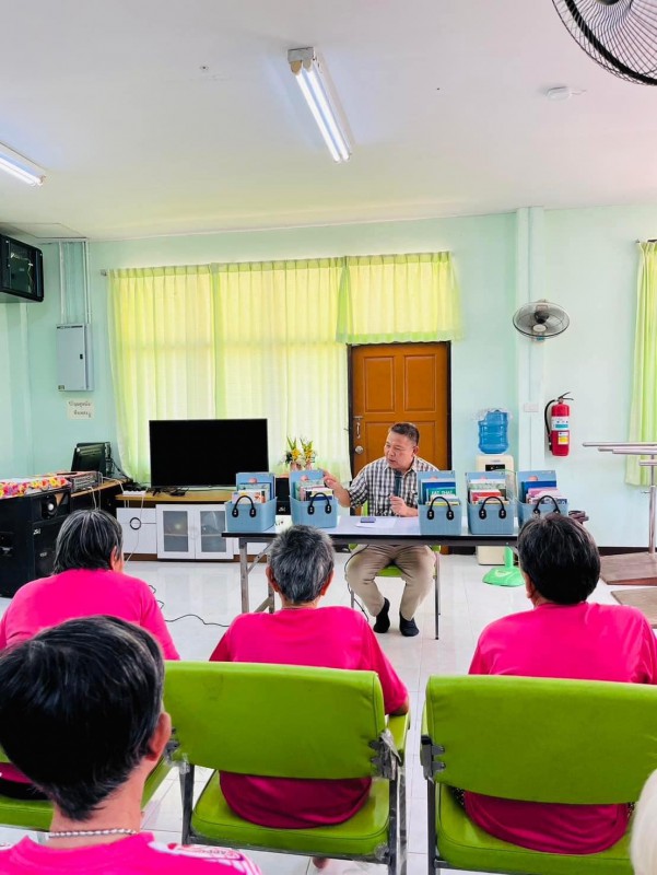 หนังสือใกล้มือ : อาจเอื้อมมือถึง