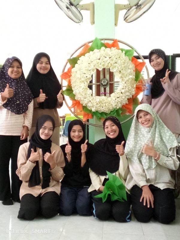 อาชีวบำบัด : พวงหรีดและดอกไม้จันทน์