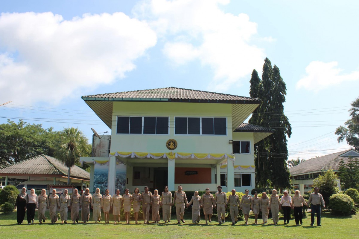 สวัสดีวันจันทร์ แต่งเครื่องแบบสีกากี