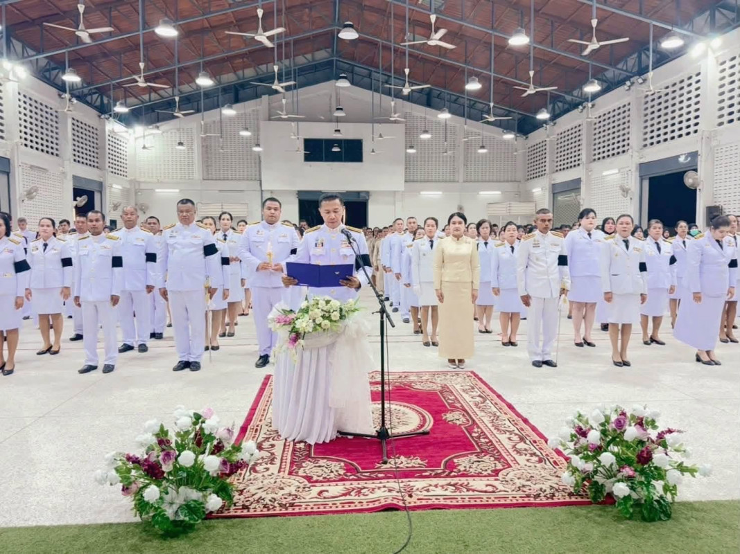 พิธีถวายเครื่องสักการะและวางพานพุ่ม และพิธีจุดเทียนถวายพระพรชัยมงคล