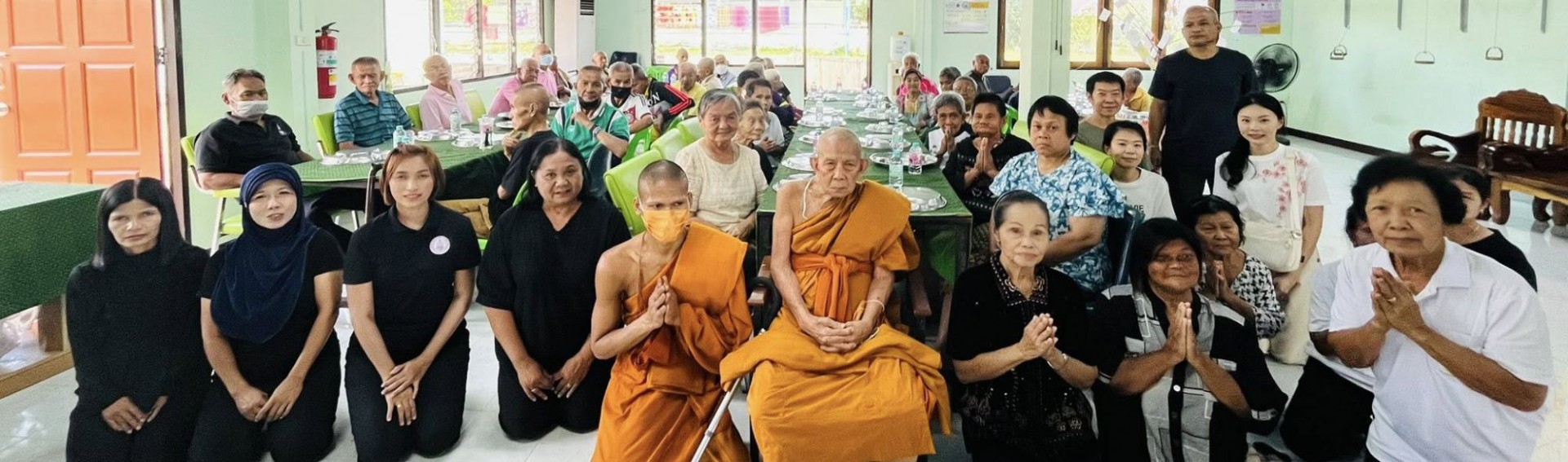 พระมงคลวัชรปโชติ อำเภอเทพา จังหวัดสงขลา พร้อมคณะศิษยานุศิษย์ เลี้ยงอาหารกลางวัน